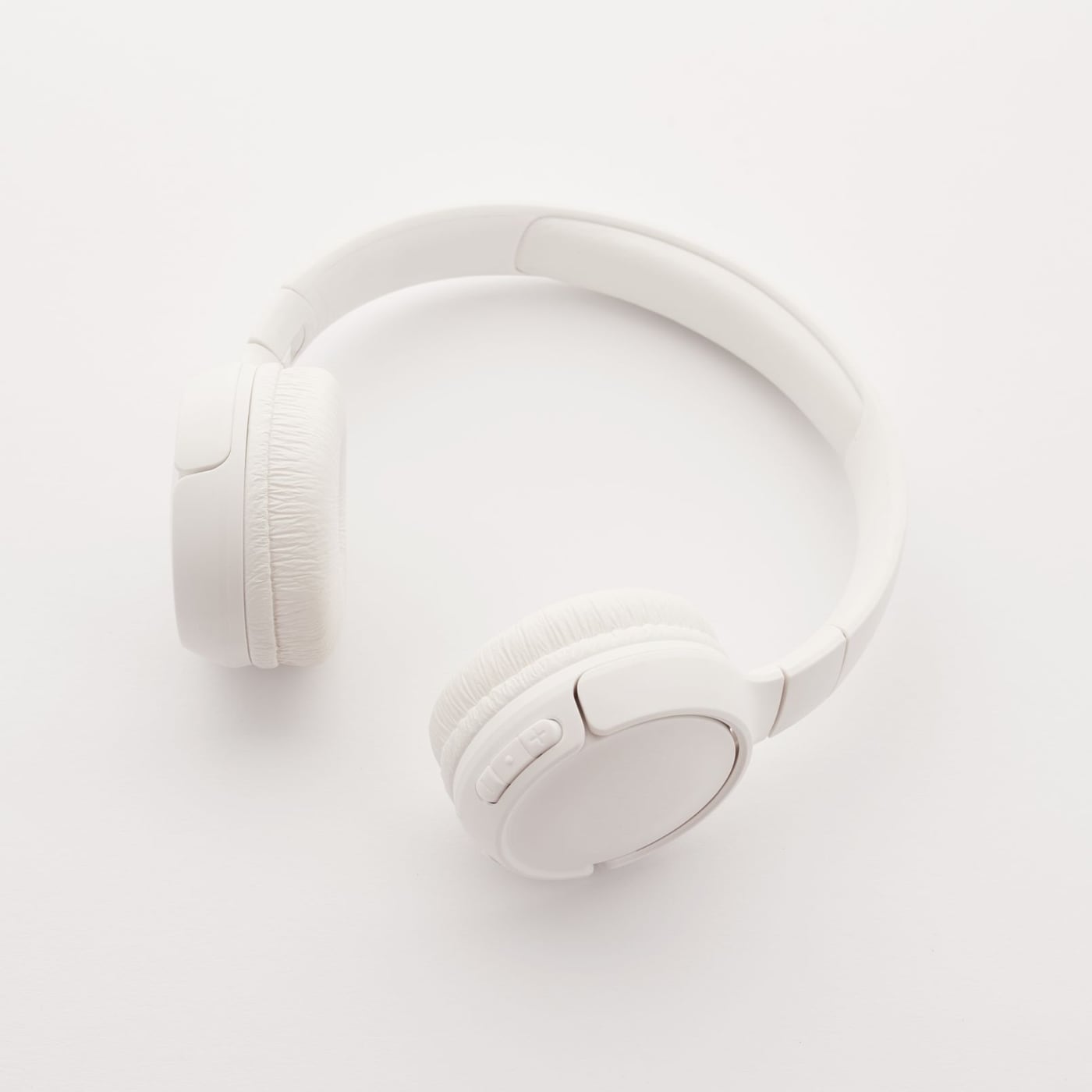 Auriculares de estudio profesionales sobre la mesa de trabajo de sonido