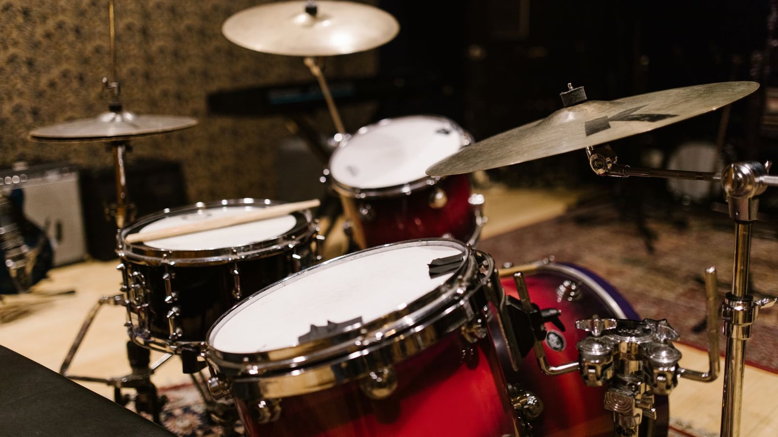 Banda de música grabando instrumentos en la sala principal de Sticketzyra en Valencia