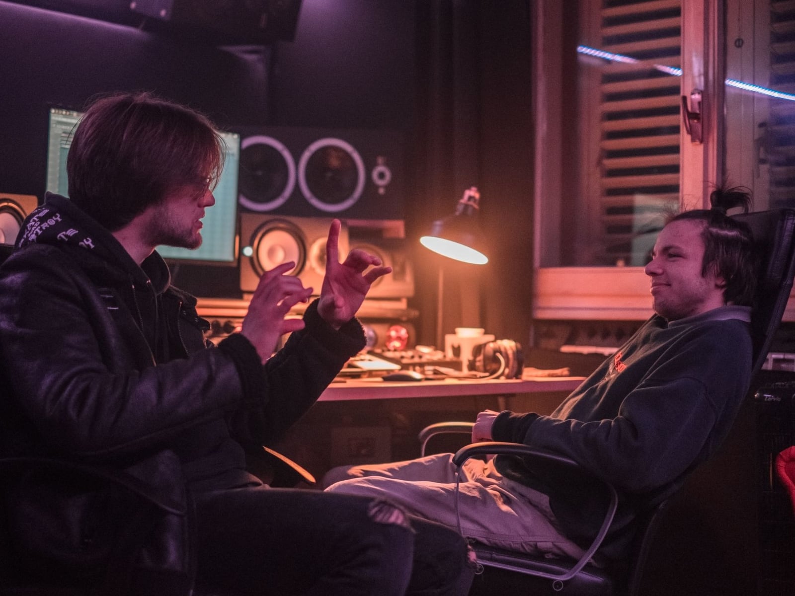 Ingeniero y productor analizando la mezcla final del máster en el estudio