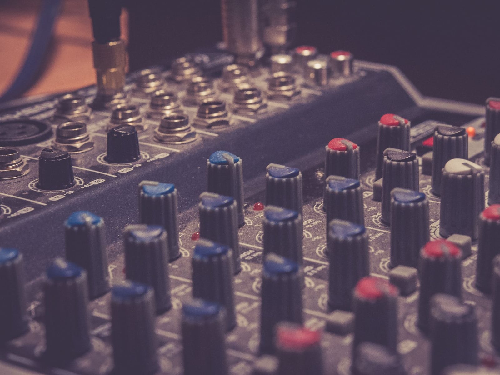 Detalle de la consola de mezcla y monitores de estudio para procesos de masterización