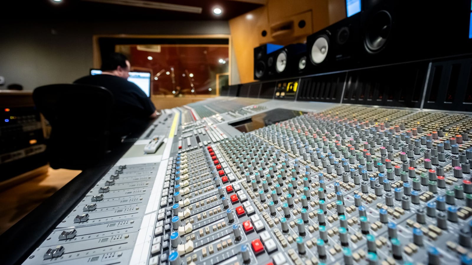Vista panorámica de la sala de control de Sticketzyra con consola de mezcla y paneles acústicos