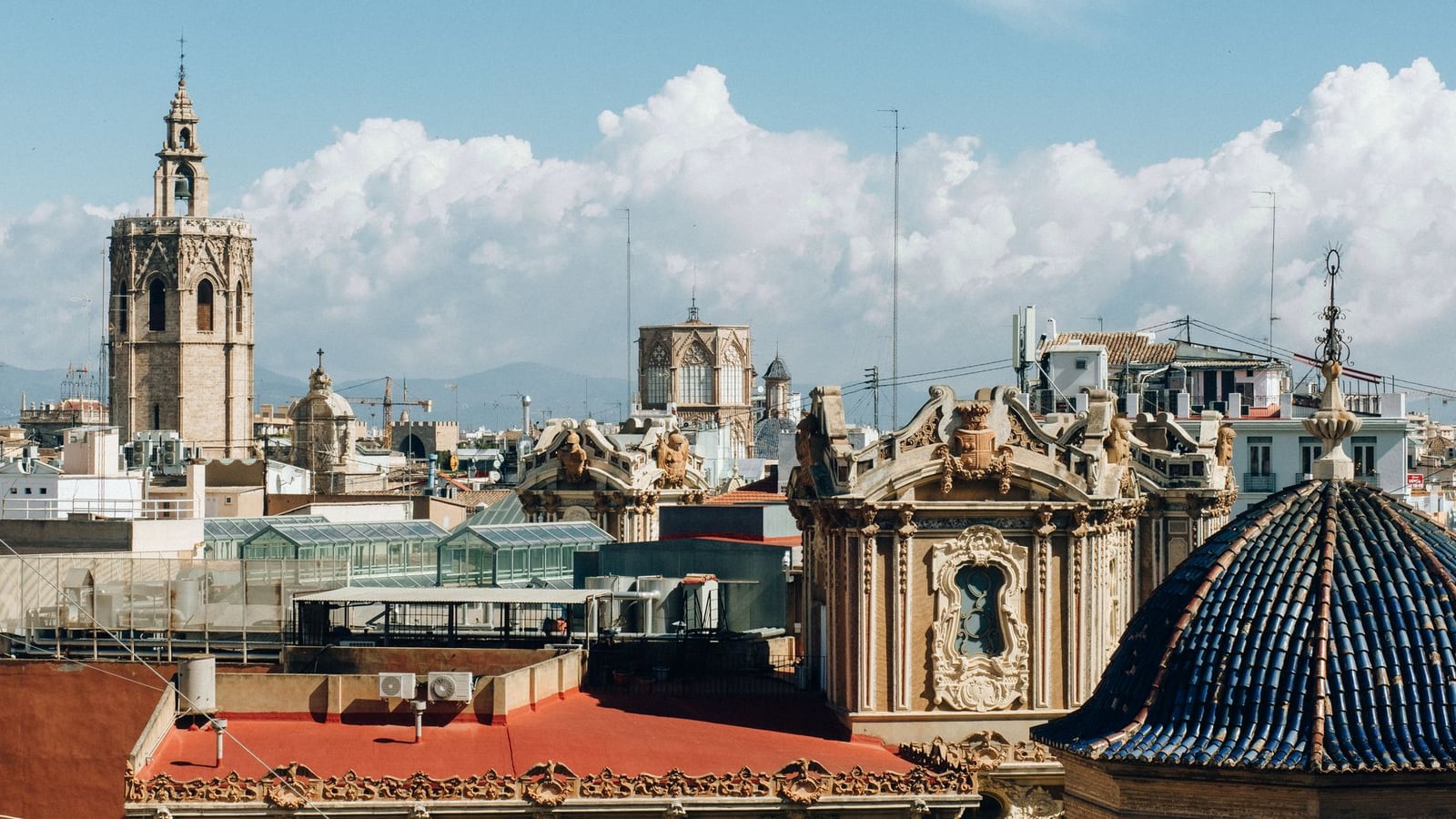 Vista urbana del distrito Ciutat Vella en Valencia, cerca del estudio
