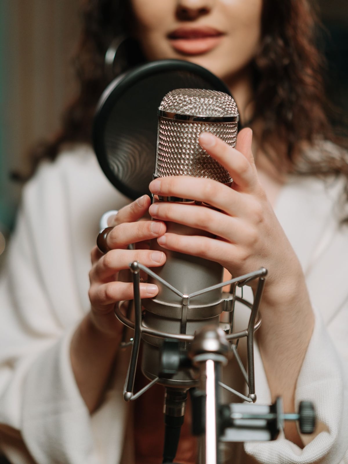 Músico preparando la voz antes de entrar a la sesión de grabación